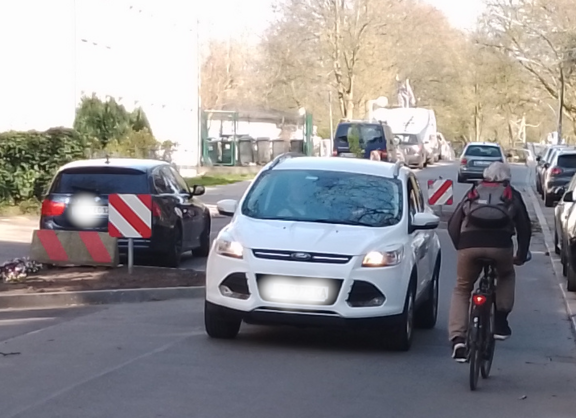 Sicherheit und Akzeptanz für Radfahrende: In Hamburg problematisch. Ein Radfahrer wird von einem Autofahrenden bedrängt.
